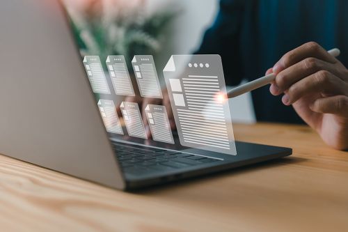 Foto: Laptop und abstrakte Formulare